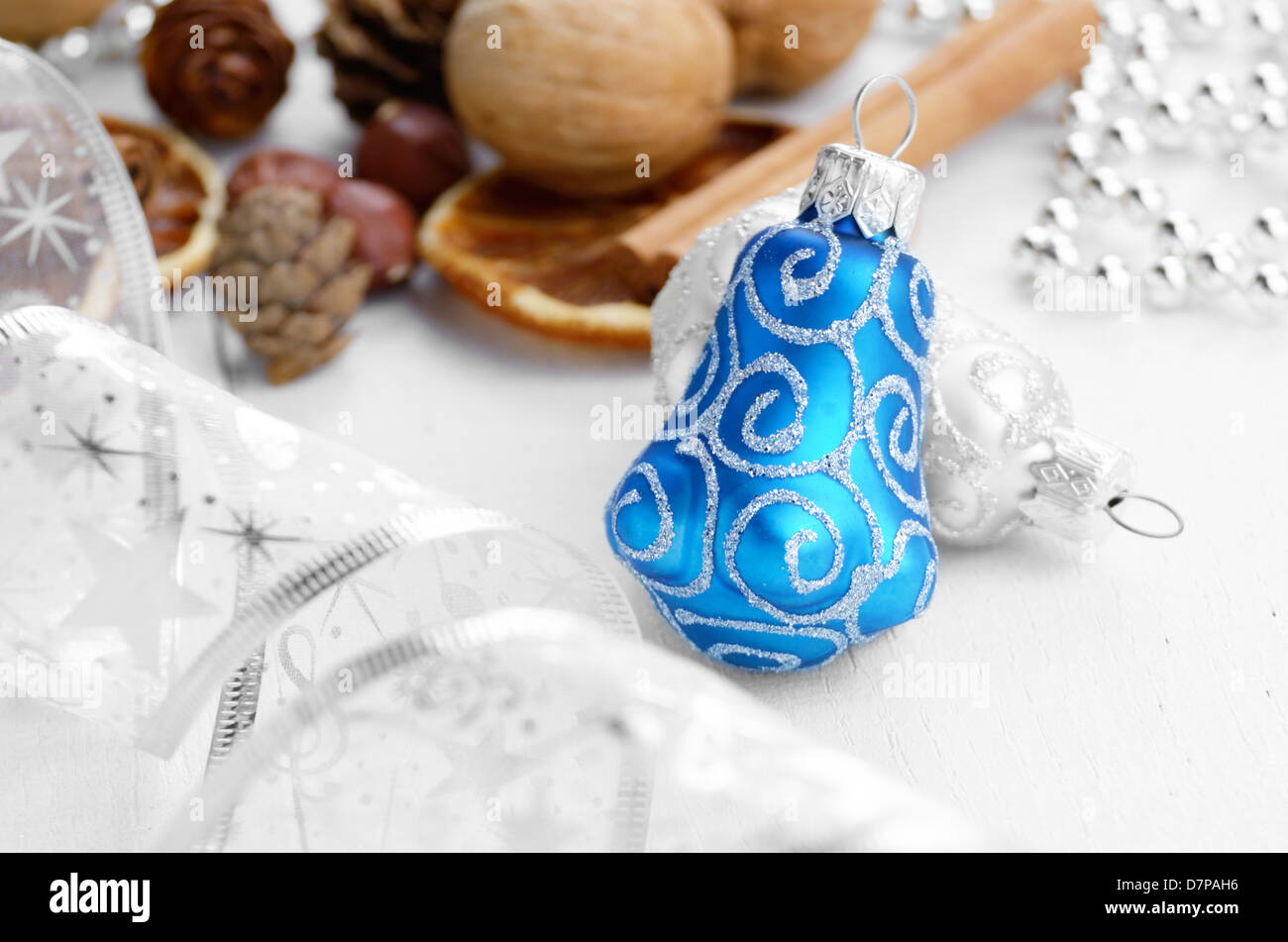 Il Natale di vetro coni fir con spezie e il nastro sul tavolo bianco Foto Stock