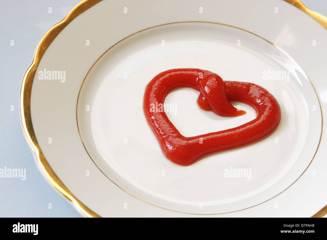 La pasta di pomodoro a forma di cuore sulla piastra di cena Foto Stock