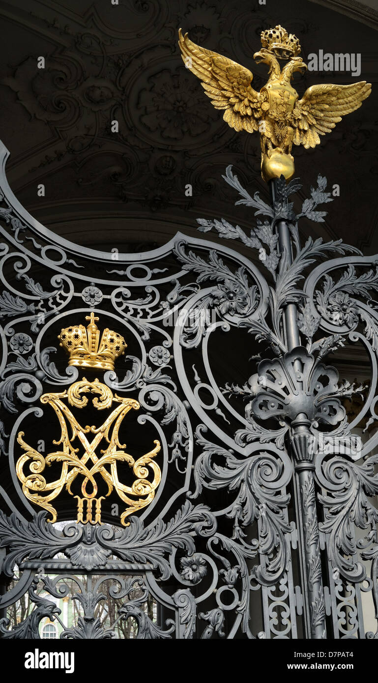 Oro battuto impero russo corona e golden Double Eagle - il simbolo della Federazione russa Foto Stock