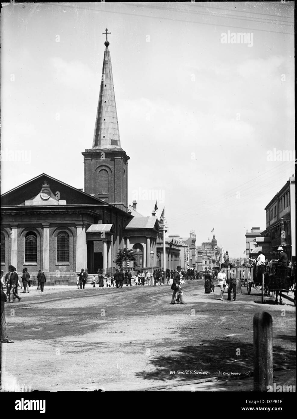 Questa opera d'arte del XIX secolo di Francis Greenway raffigura King Street East a Sydney, con la chiesa di St. James e il Powerhouse Museum sullo sfondo. Il dipinto mostra la prima architettura coloniale e lo sviluppo urbano di Sydney. Foto Stock