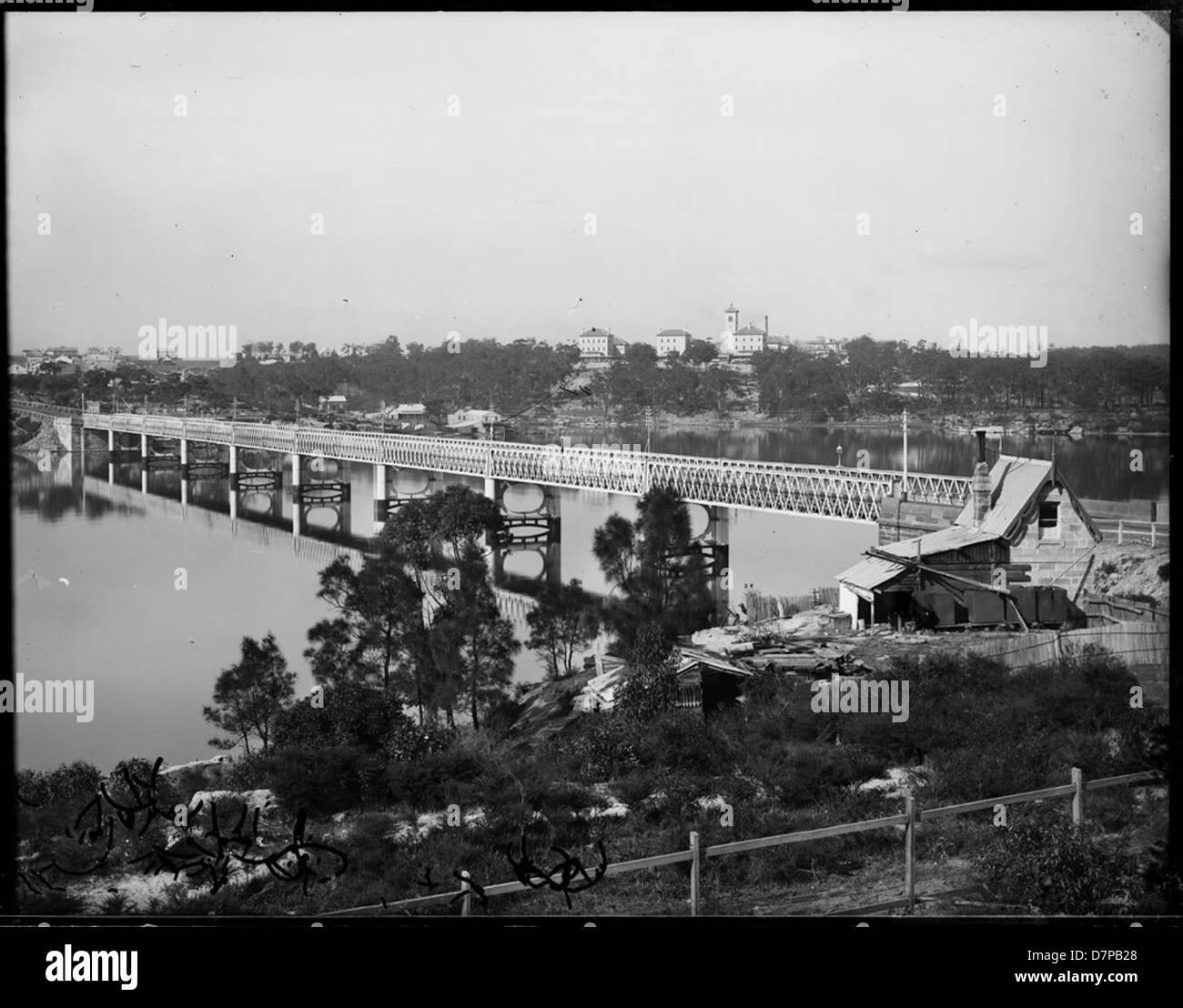 Callan Park Asylum, situato vicino all'Iron Cove Bridge, è un sito storico di Sydney noto per il suo significato architettonico e culturale. Il manicomio era una volta un'importante istituzione per l'assistenza alla salute mentale nella regione, con una posizione notevole vicino a Iron Cove Bridge. Foto Stock