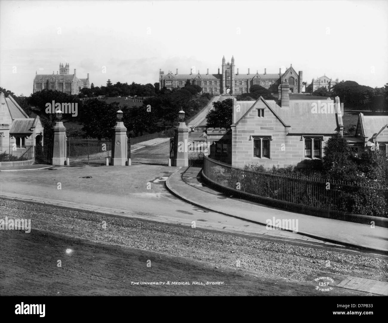La University and Medical Hall, situata sulla City Road a Sydney, è stata progettata dall'architetto Edmund Thomas Blacket e costruita nel 1885. Questa struttura storica, mostrata in bianco e nero, riflette gli stili architettonici vittoriani con le sue facciate in pietra arenaria. L'edificio faceva parte dell'Università di Sydney e in seguito fu reintegrato nel 2008. Rimane una caratteristica chiave del paesaggio accademico di Sydney e un punto di riferimento notevole vicino al Victoria Park. Foto Stock