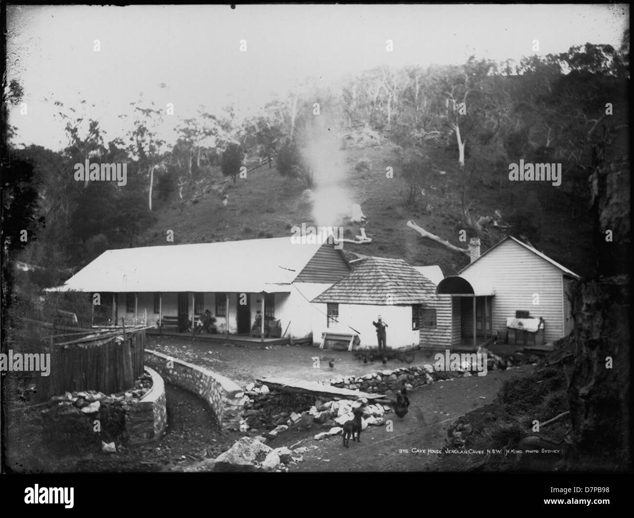 Questa foto in bianco e nero mostra la casa originale delle grotte di Jenolan, nel nuovo Galles del Sud, prima che venisse distrutta da un incendio. L'edificio attuale, costruito nel 1898, ha sostituito la struttura originale, preservando la storia del sito. Foto Stock