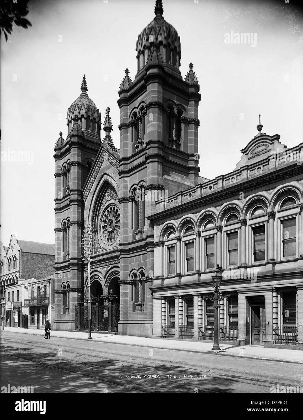 Una fotografia in bianco e nero di una sinagoga a Sydney, che mostra la sua architettura unica, tra cui archi e rosoni. L'immagine evidenzia il significato spirituale e storico dell'edificio nel contesto della cultura ebraica. Foto Stock