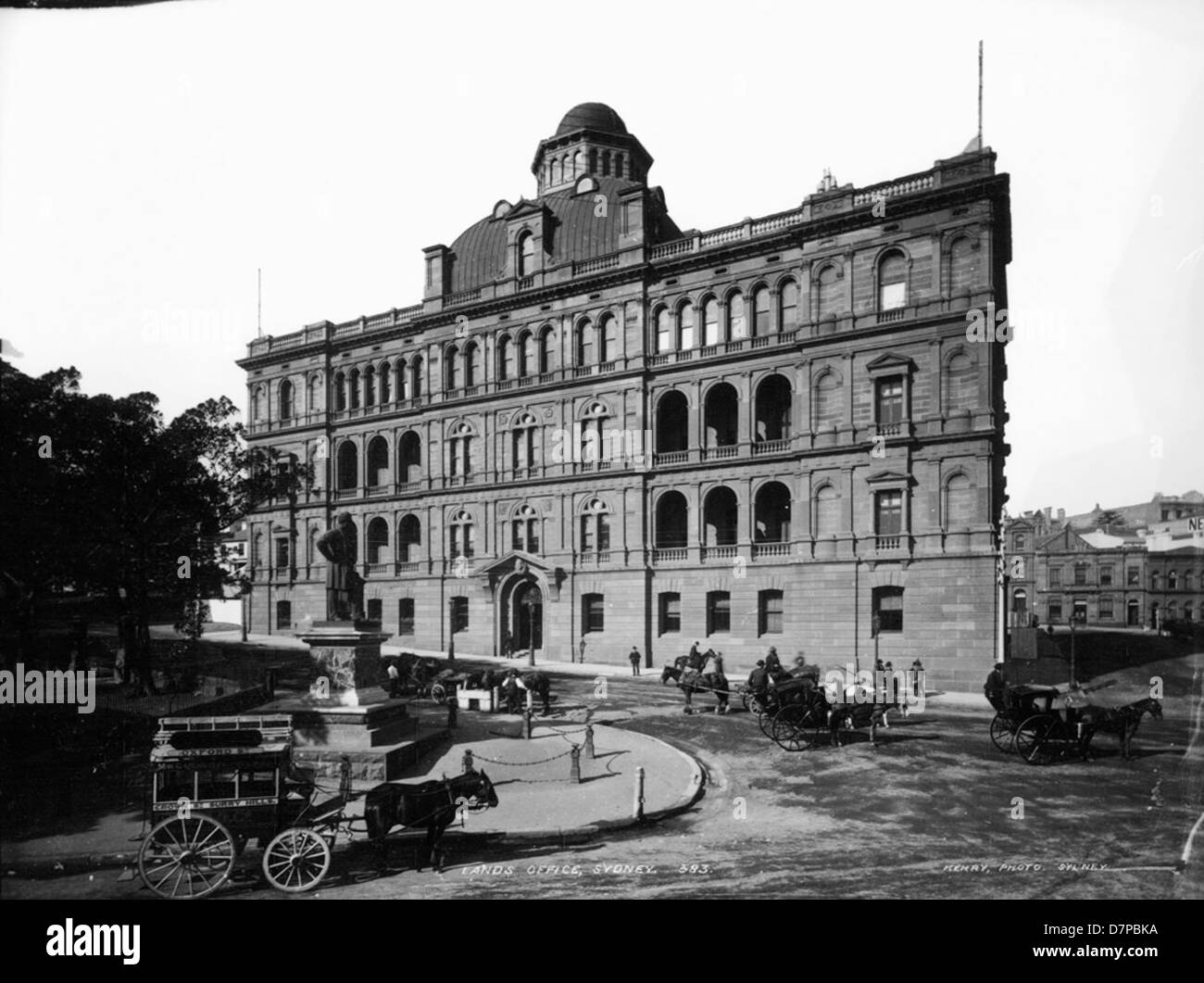 Questa immagine del Powerhouse Museum mostra lo storico ufficio delle terre di Sydney, originariamente progettato per l'amministrazione fondiaria. L'edificio è caratterizzato da un classico stile del XIX secolo ed è stato un fulcro per l'attività di veicoli trainati da cavalli, tra cui carrozze e omnibus, durante l'epoca. Foto Stock