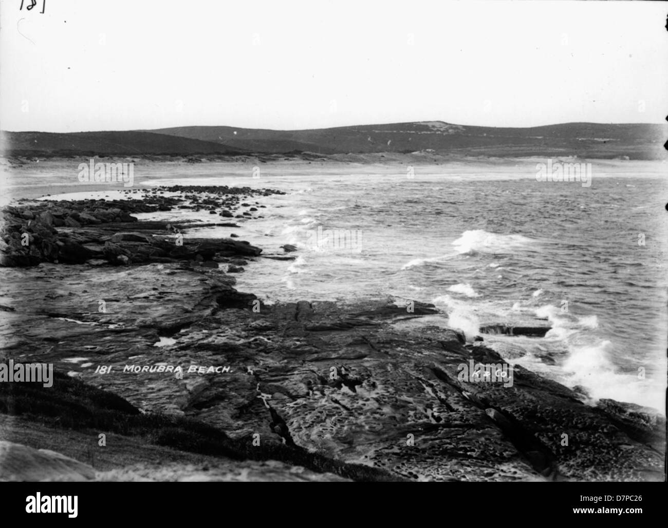 Questa immagine storica di Maroubra Beach, catturata nel 1900 da Charles H. Kerry, mostra la bellezza naturale della baia e il paesaggio costiero. La fotografia è ospitata al Powerhouse Museum e illustra la cultura delle prime spiagge australiane e la vista sull'oceano di Maroubra. Foto Stock