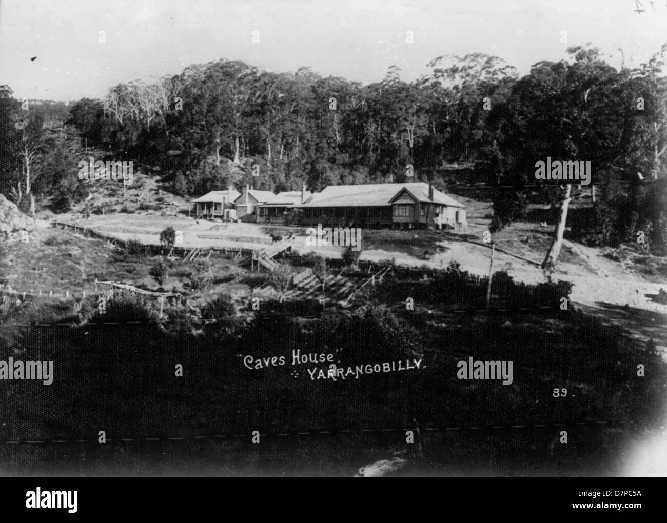 Grotte House, situata vicino alle grotte di Yarrangobilly, fa parte della collezione del Powerhouse Museum. Mostra la storia e il significato delle grotte e delle strutture circostanti, offrendo una visione del patrimonio naturale e culturale. Foto Stock