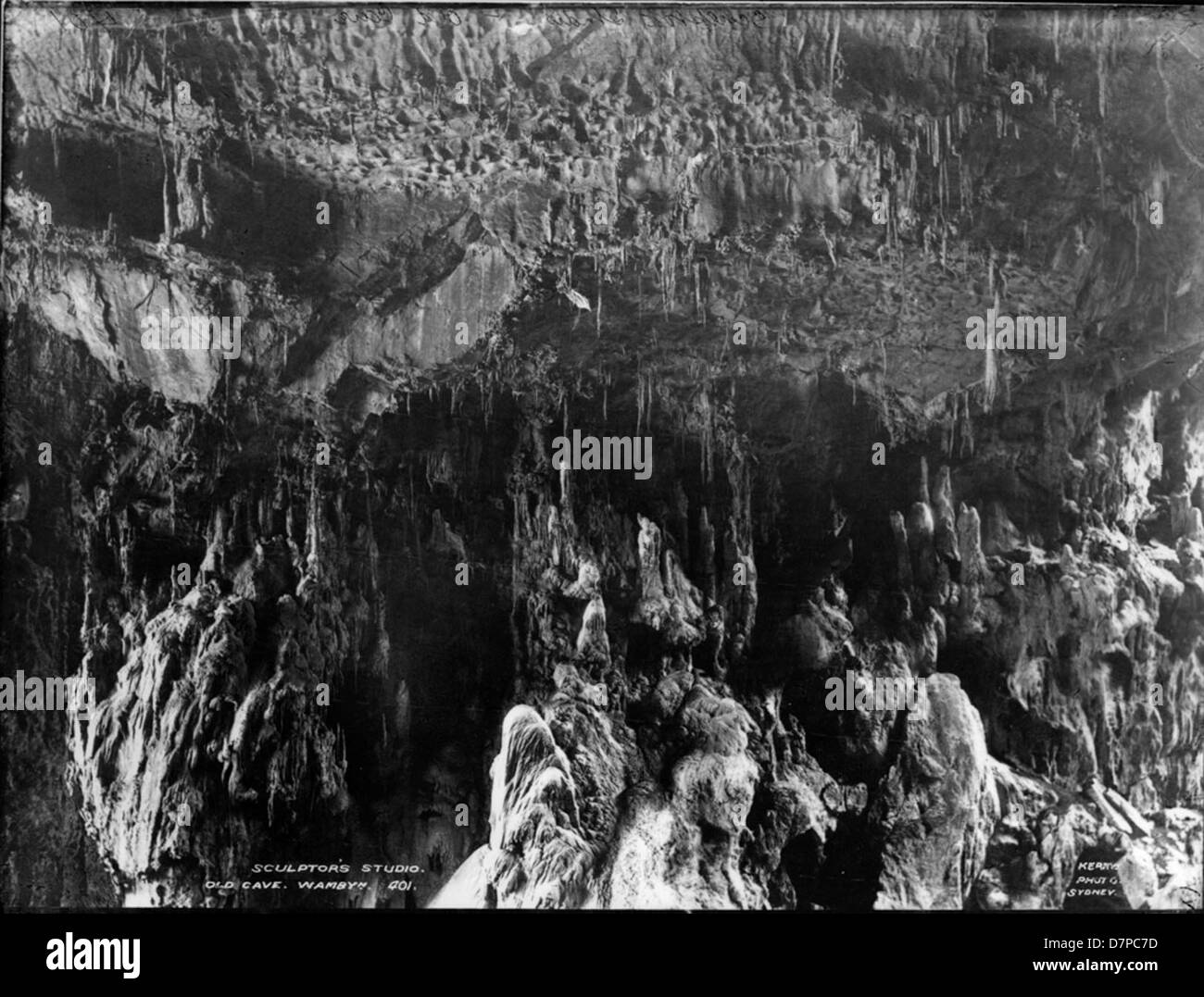 Una fotografia in bianco e nero dello Sculptor's Studio a Old Cave, Wombeyan, che mostra l'ambiente unico dell'entroterra. Questa immagine cattura lo studio d'arte all'interno della struttura naturale della grotta, riflettendo l'intersezione tra arte e natura nell'entroterra australiano. Foto Stock