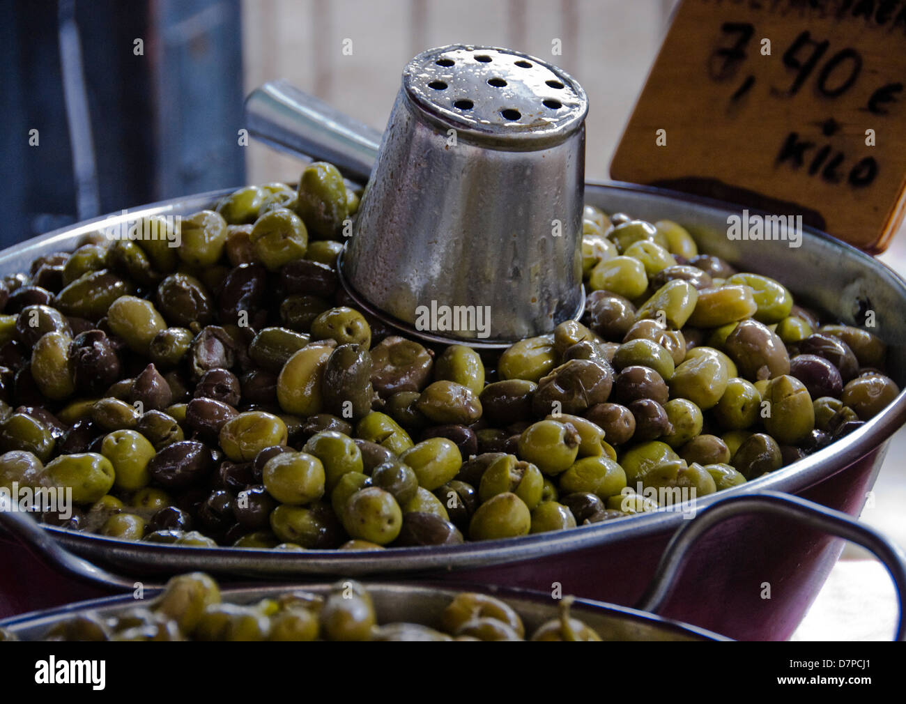 Mercato in Port de Pollenca, grüne und schwarze Oliven, verde e olive nere Foto Stock