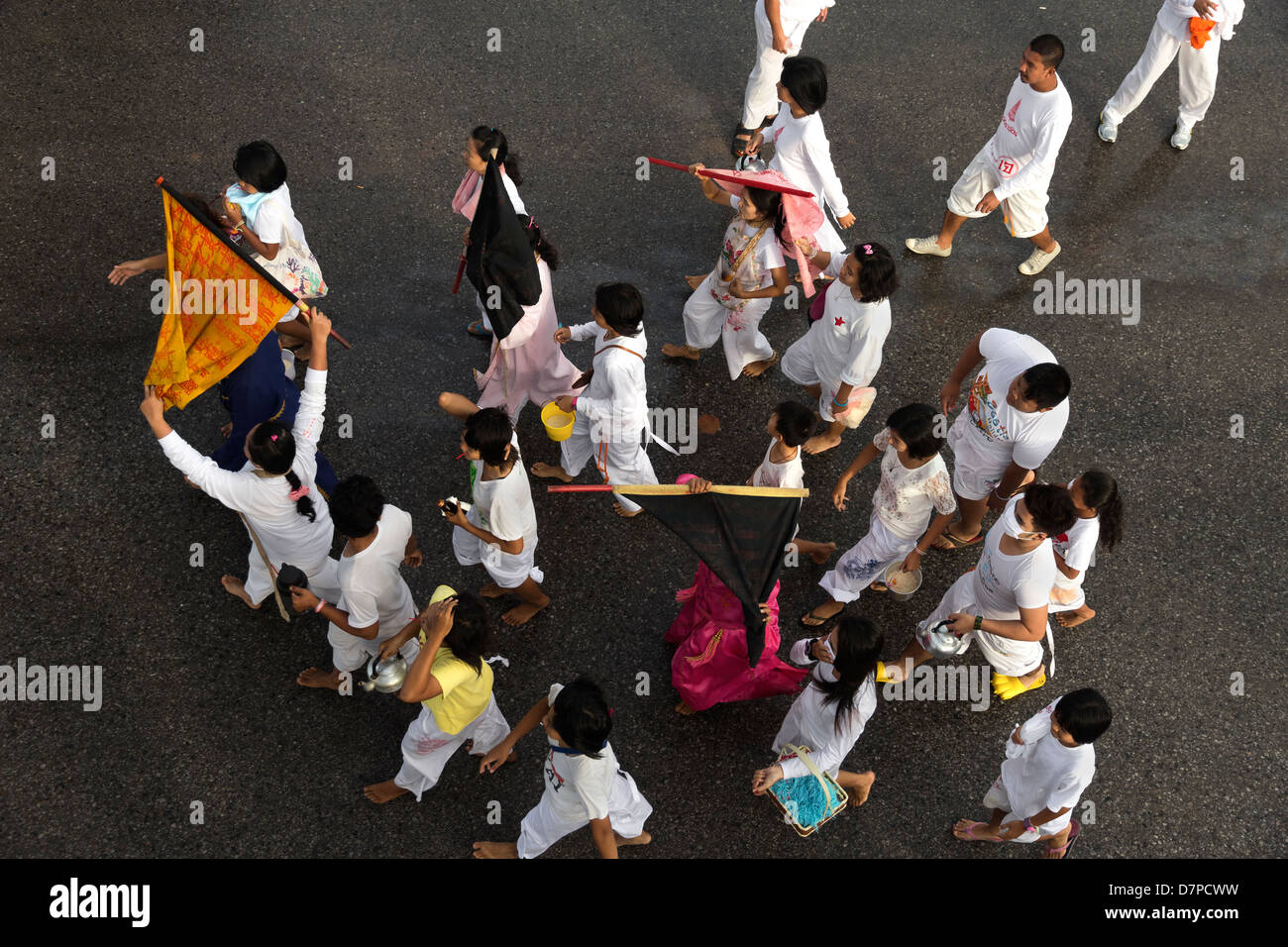 PHUKET, Tailandia - 1 ottobre 2011: Assistenti di spirito accompagni i medium in una strada processione presso il Phuket Vegetarian Festival. Foto Stock