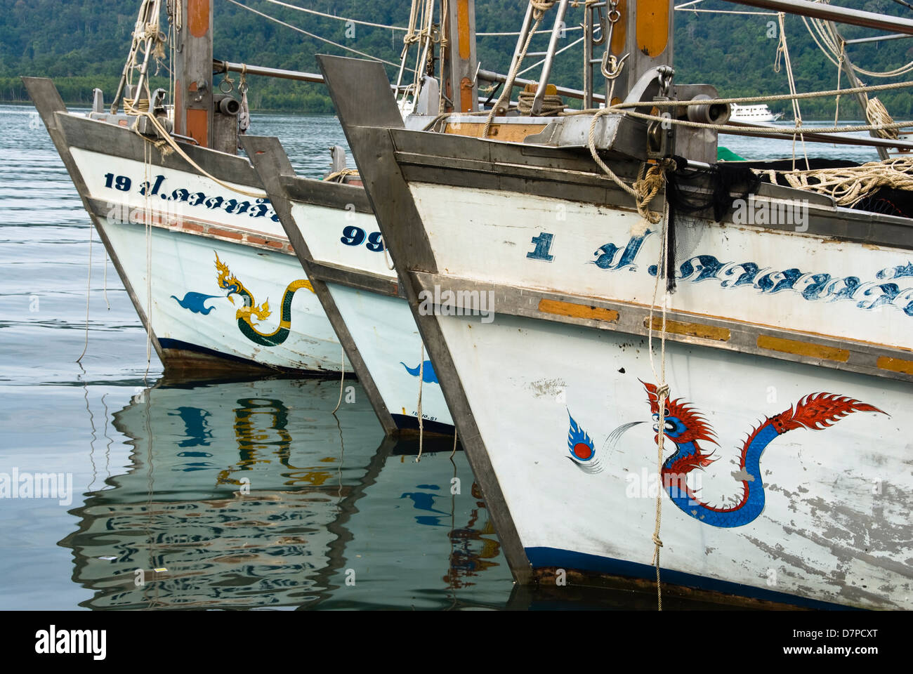 Porto di Kao Lak, Boote im Hafen, Drachenboote Foto Stock