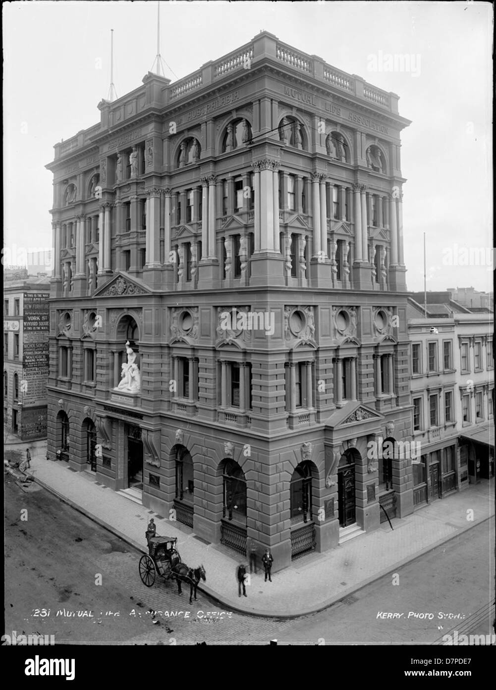 L'ufficio di assicurazione della vita reciproca e il cabbie sono esposti al Powerhouse Museum di Sydney. Il museo mette in mostra i mezzi storici australiani, tra cui carrozze trainate da cavalli come questa, utilizzate nel XIX secolo per affari e trasporti pubblici. Foto Stock