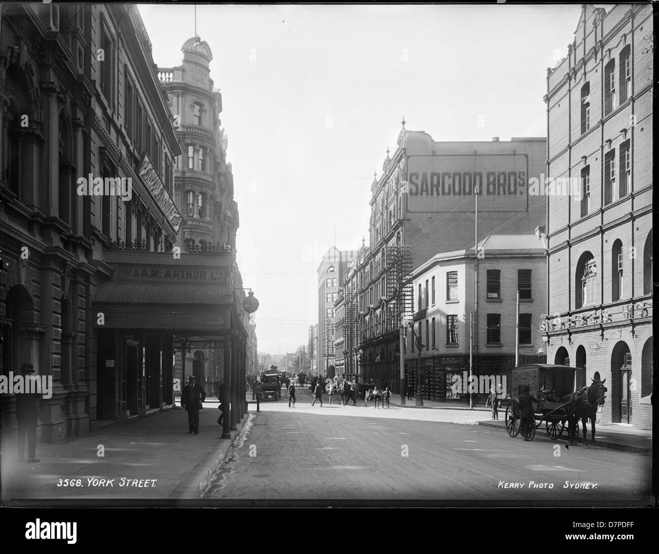 Questa immagine storica mostra York Street a Sydney, con l'hotel e la carrozza trainata da cavalli del periodo. Riflette il primo paesaggio urbano di Sydney, mostrando le sue strade e l'architettura nel XIX secolo. Foto Stock