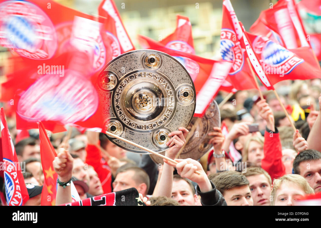 Fans des FC Bayern München feiern am 11.05.2013 in München (Bayern) auf dem Marienplatz. Der FC Bayern ist Deutscher Meister der Saison 2012/13. Foto: Marc Müller/dpa Foto Stock