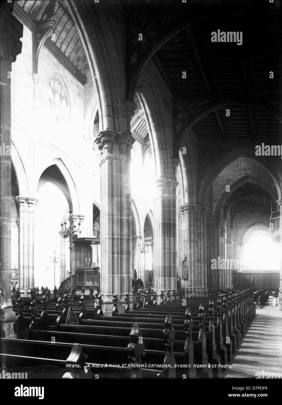 La navata nord e la navata centrale della Cattedrale di Sant'Andrea a Sydney mostrano la grandiosità dell'architettura neogotica con alti soffitti a volta e intricate vetrate colorate. Il design della cattedrale riflette la storia coloniale e il significato religioso del sito, caratterizzato da pere, pilastri e un pulpito centrale che ne esalta l'atmosfera sacra. Foto Stock