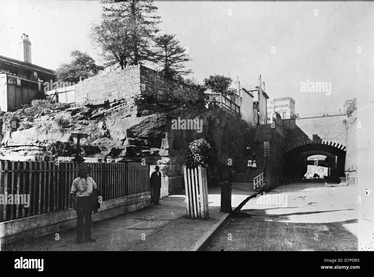 Questa fotografia in bianco e nero dell'Argyle Cut di Sydney mette in evidenza lo storico ponte in pietra e le sue caratteristiche architettoniche. L'immagine cattura la grandezza e il risultato ingegneristico della costruzione del XIX secolo. Foto Stock