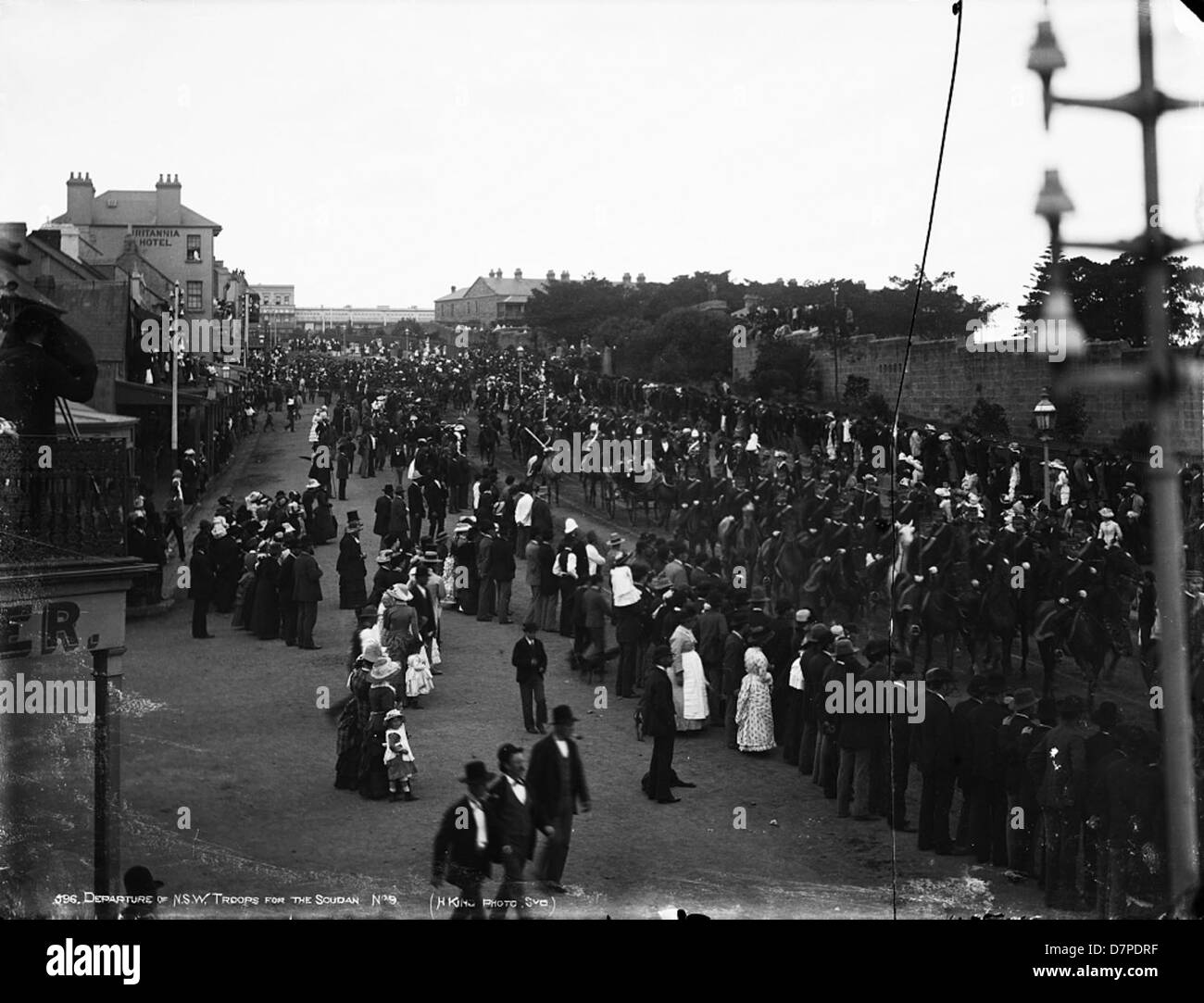 Questa fotografia in bianco e nero raffigura la partenza delle truppe del nuovo Galles del Sud (NSW) per il Soudan. L'immagine cattura il momento storico durante il periodo coloniale, sottolineando i preparativi militari e la partenza delle truppe per la spedizione Soudan. Foto Stock