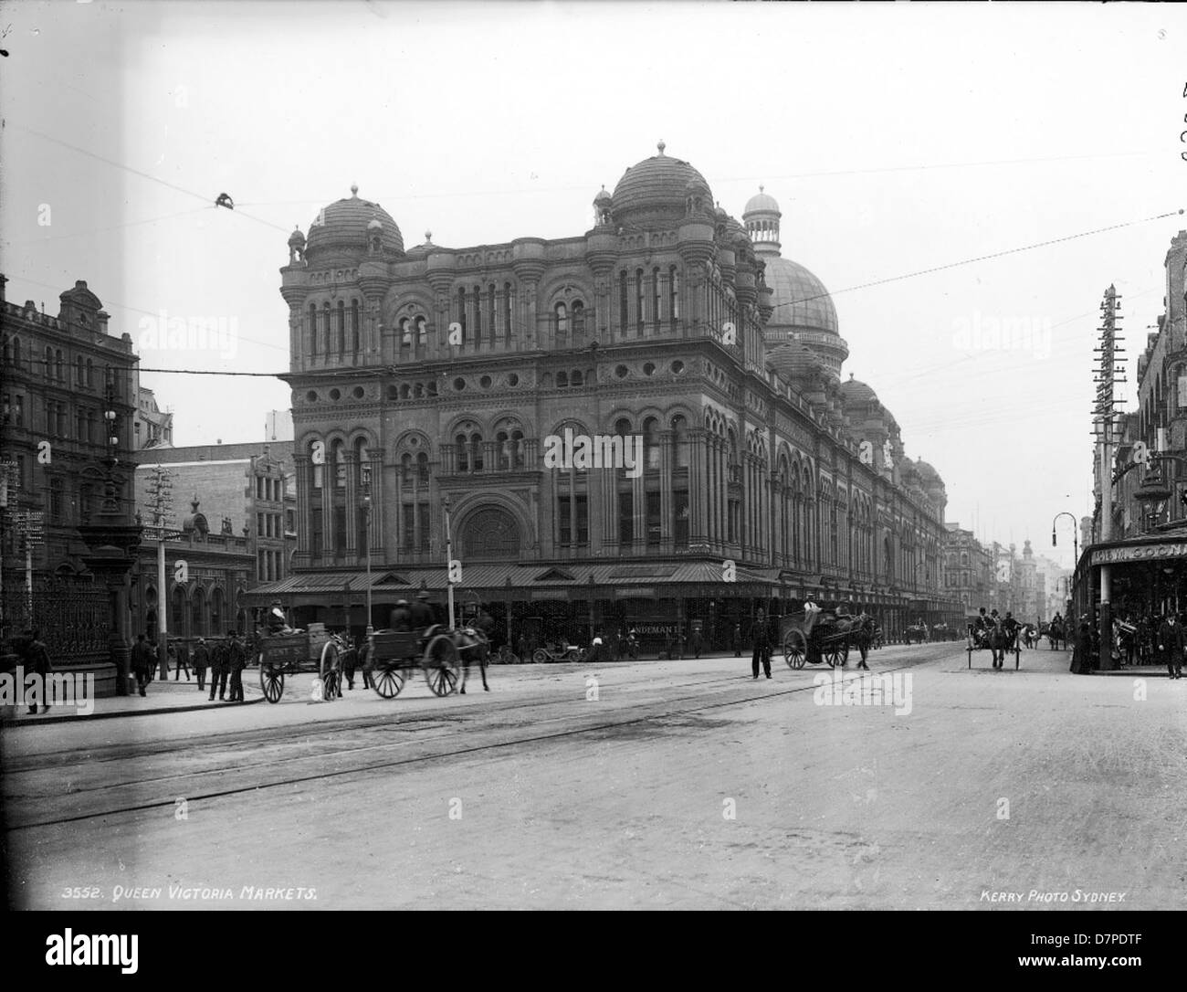 Il Queen Victoria Building, originariamente conosciuto come Queen Victoria Markets, è un iconico edificio vittoriano situato in George Street a Sydney. E' famoso per la sua cupola in rame e per il suo significato storico come centro del mercato, che ora ospita negozi e caffetterie pur mantenendo il suo patrimonio architettonico. Foto Stock