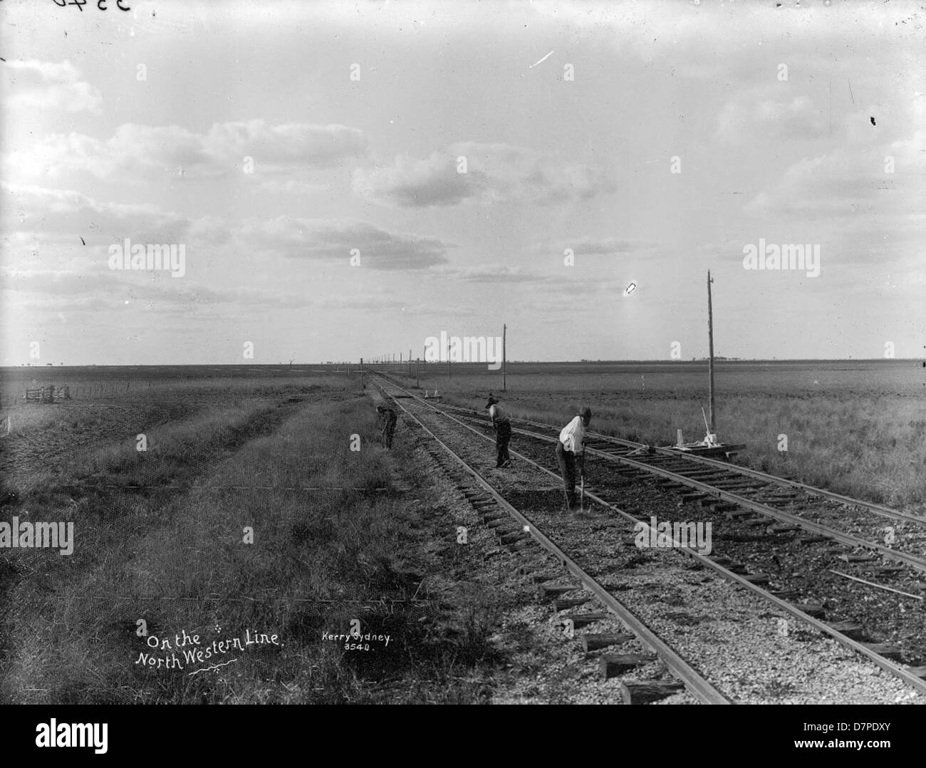 La fotografia "sulla North Western Line" al Powerhouse Museum cattura una scena d'epoca di un viaggio ferroviario, mostrando i binari ferroviari, l'orizzonte e le persone che viaggiano durante un'epoca di ferrovie dei primi anni del XX secolo. Foto Stock