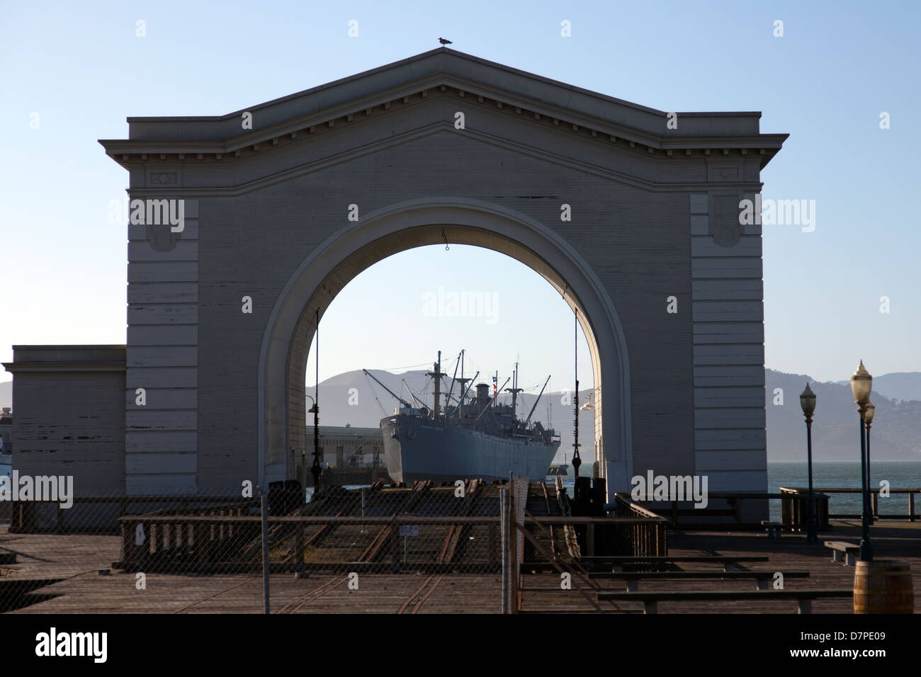 SS Geremia O'Brien incorniciata dal traghetto arco di Pier 43, Fisherman's Wharf di San Francisco, California Foto Stock