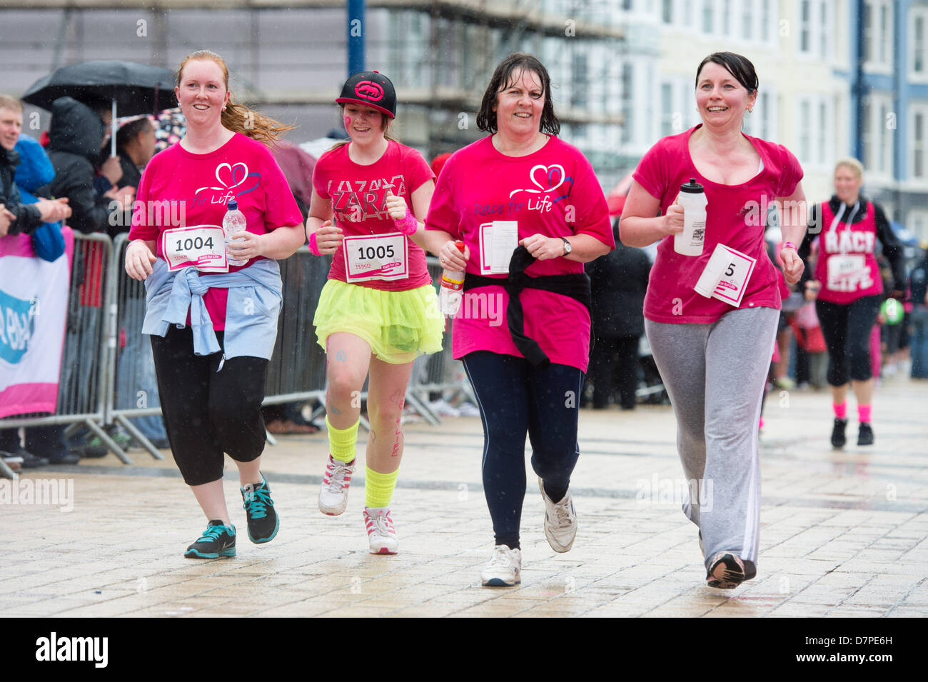 Aberystwyth, Wales, Regno Unito, domenica 12 maggio 2013. 1553 ragazze e donne di tutte le età e provenienti da tutto il Galles Centrale ha eseguito il 5k corsa per la vita sul lungomare a Aberystwyth sotto la pioggia battente. Photo credit: keith morris/Alamy Live News Foto Stock Aberystwyth, Wales, Regno Unito, domenica 12 maggio 2013. 1553 ragazze e donne di tutte le età e provenienti da tutto il Galles Centrale ha eseguito il 5k corsa per la vita sul lungomare a Aberystwyth sotto la pioggia battente. Photo credit: keith morris/Alamy Live News Foto Stock