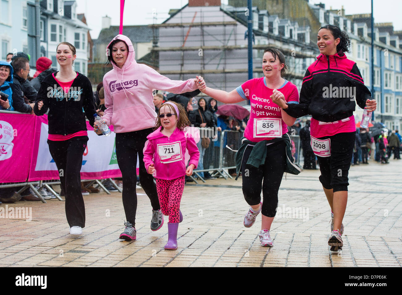 Aberystwyth, Wales, Regno Unito, domenica 12 maggio 2013. 1553 ragazze e donne di tutte le età e provenienti da tutto il Galles Centrale ha eseguito il 5k corsa per la vita sul lungomare a Aberystwyth sotto la pioggia battente. Photo credit: keith morris/Alamy Live News Foto Stock Aberystwyth, Wales, Regno Unito, domenica 12 maggio 2013. 1553 ragazze e donne di tutte le età e provenienti da tutto il Galles Centrale ha eseguito il 5k corsa per la vita sul lungomare a Aberystwyth sotto la pioggia battente. Photo credit: keith morris/Alamy Live News Foto Stock