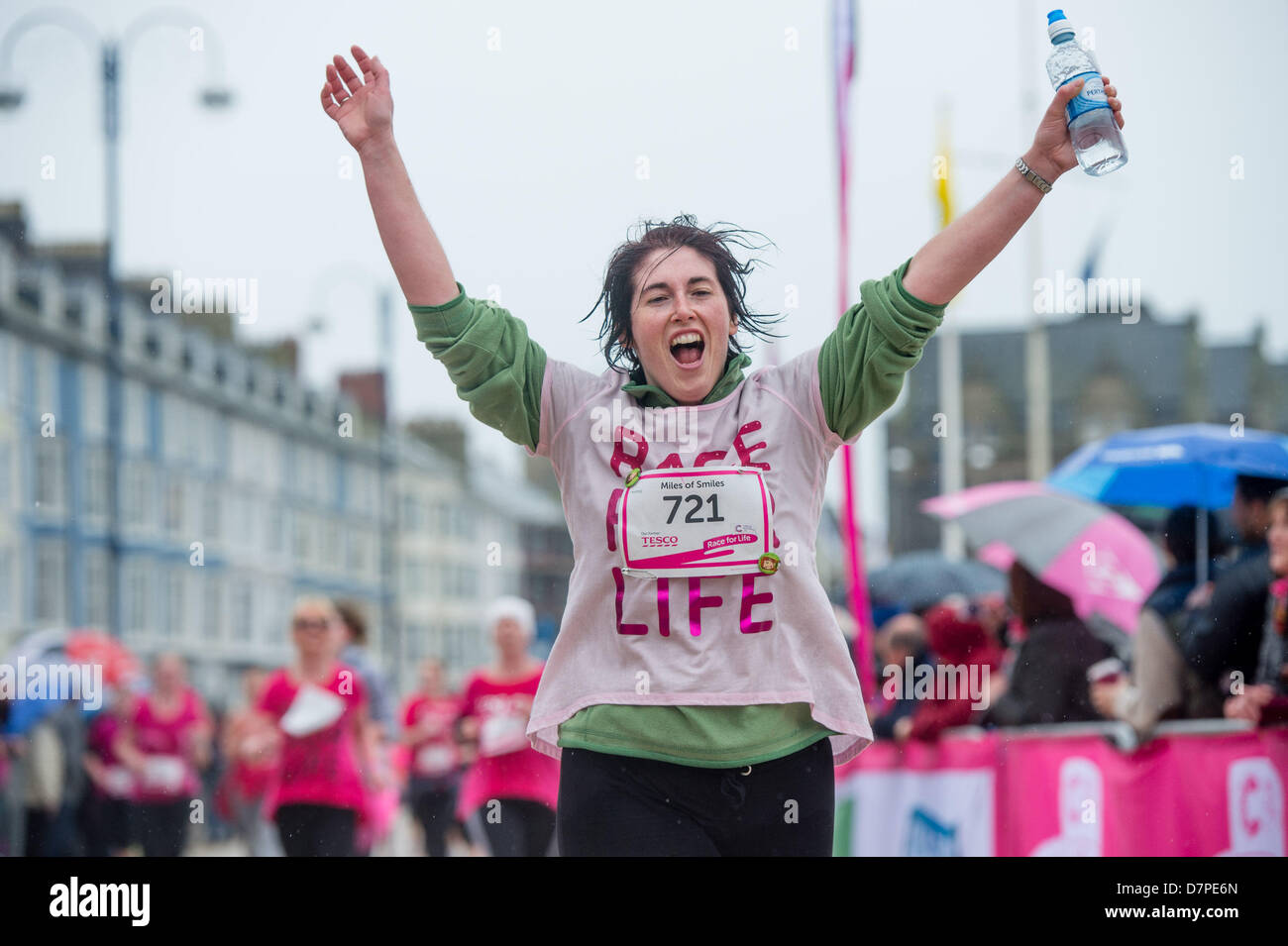 Aberystwyth, Wales, Regno Unito, domenica 12 maggio 2013. 1553 ragazze e donne di tutte le età e provenienti da tutto il Galles Centrale ha eseguito il 5k corsa per la vita sul lungomare a Aberystwyth sotto la pioggia battente. Photo credit: keith morris/Alamy Live News Foto Stock Aberystwyth, Wales, Regno Unito, domenica 12 maggio 2013. 1553 ragazze e donne di tutte le età e provenienti da tutto il Galles Centrale ha eseguito il 5k corsa per la vita sul lungomare a Aberystwyth sotto la pioggia battente. Photo credit: keith morris/Alamy Live News Foto Stock