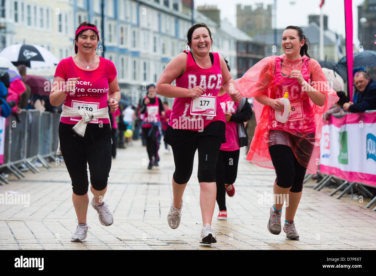 Aberystwyth, Wales, Regno Unito, domenica 12 maggio 2013. 1553 ragazze e donne di tutte le età e provenienti da tutto il Galles Centrale ha eseguito il 5k corsa per la vita sul lungomare a Aberystwyth sotto la pioggia battente. Photo credit: keith morris/Alamy Live News Foto Stock Aberystwyth, Wales, Regno Unito, domenica 12 maggio 2013. 1553 ragazze e donne di tutte le età e provenienti da tutto il Galles Centrale ha eseguito il 5k corsa per la vita sul lungomare a Aberystwyth sotto la pioggia battente. Photo credit: keith morris/Alamy Live News Foto Stock