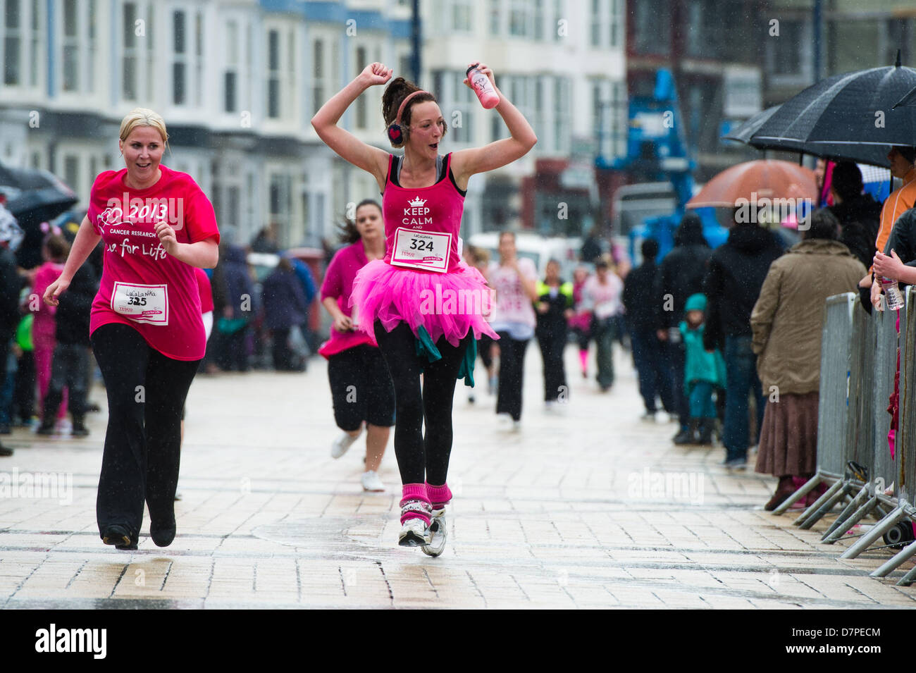 Aberystwyth, Wales, Regno Unito, domenica 12 maggio 2013. 1553 ragazze e donne di tutte le età e provenienti da tutto il Galles Centrale ha eseguito il 5k corsa per la vita sul lungomare a Aberystwyth sotto la pioggia battente. Photo credit: keith morris/Alamy Live News Foto Stock Aberystwyth, Wales, Regno Unito, domenica 12 maggio 2013. 1553 ragazze e donne di tutte le età e provenienti da tutto il Galles Centrale ha eseguito il 5k corsa per la vita sul lungomare a Aberystwyth sotto la pioggia battente. Photo credit: keith morris/Alamy Live News Foto Stock