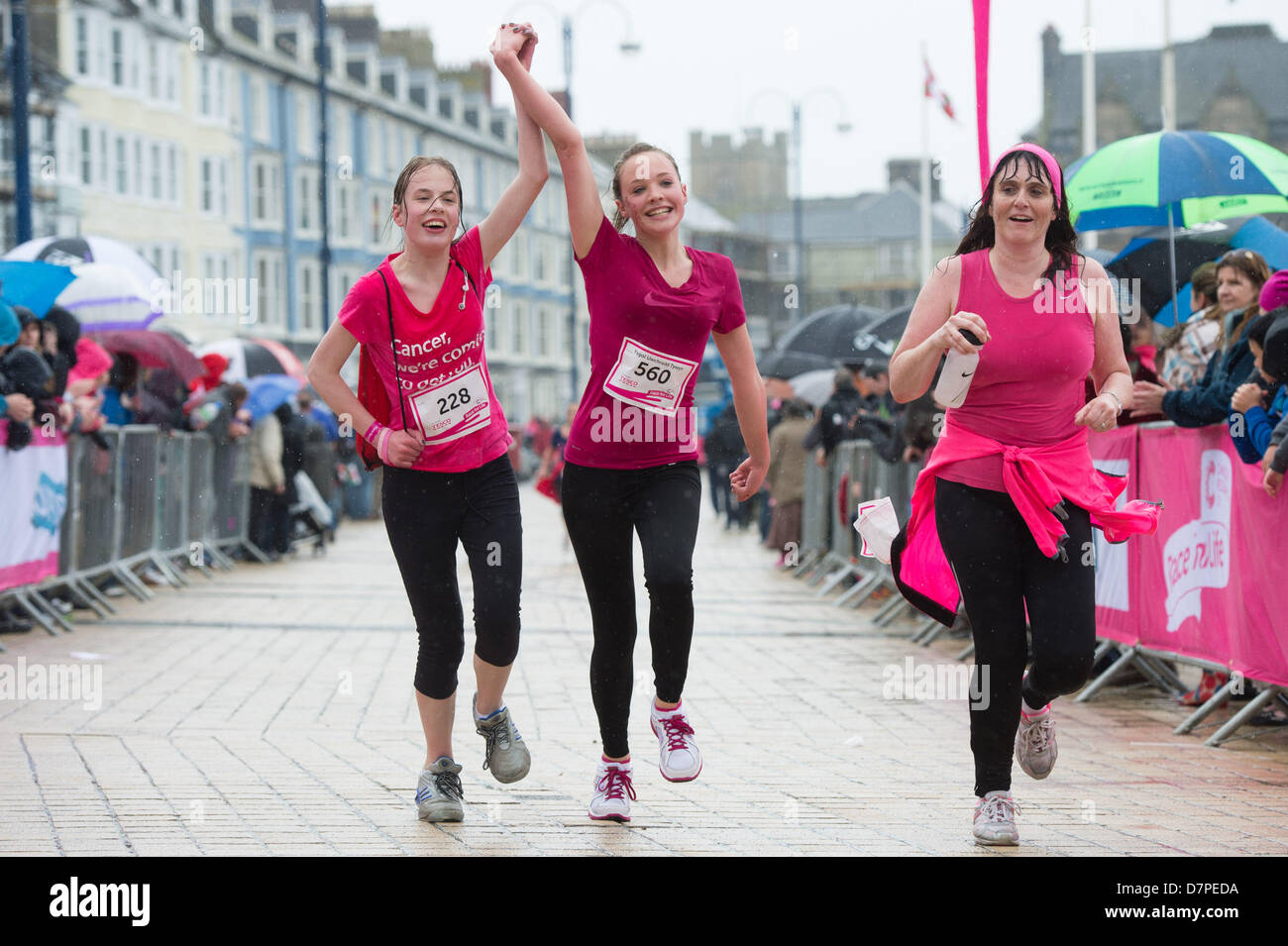 Aberystwyth, Wales, Regno Unito, domenica 12 maggio 2013. 1553 ragazze e donne di tutte le età e provenienti da tutto il Galles Centrale ha eseguito il 5k corsa per la vita sul lungomare a Aberystwyth sotto la pioggia battente. Photo credit: keith morris/Alamy Live News Foto Stock Aberystwyth, Wales, Regno Unito, domenica 12 maggio 2013. 1553 ragazze e donne di tutte le età e provenienti da tutto il Galles Centrale ha eseguito il 5k corsa per la vita sul lungomare a Aberystwyth sotto la pioggia battente. Photo credit: keith morris/Alamy Live News Foto Stock