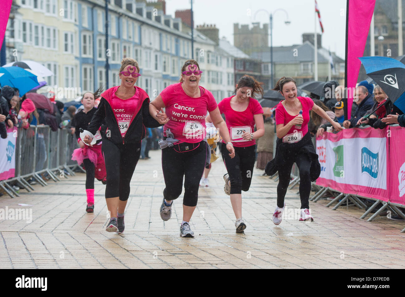 Aberystwyth, Wales, Regno Unito, domenica 12 maggio 2013. 1553 ragazze e donne di tutte le età e provenienti da tutto il Galles Centrale ha eseguito il 5k corsa per la vita sul lungomare a Aberystwyth sotto la pioggia battente. Photo credit: keith morris/Alamy Live News Foto Stock Aberystwyth, Wales, Regno Unito, domenica 12 maggio 2013. 1553 ragazze e donne di tutte le età e provenienti da tutto il Galles Centrale ha eseguito il 5k corsa per la vita sul lungomare a Aberystwyth sotto la pioggia battente. Photo credit: keith morris/Alamy Live News Foto Stock