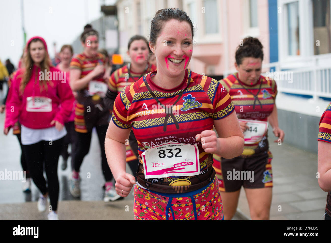 Aberystwyth, Wales, Regno Unito, domenica 12 maggio 2013. 1553 ragazze e donne di tutte le età e provenienti da tutto il Galles Centrale ha eseguito il 5k corsa per la vita sul lungomare a Aberystwyth sotto la pioggia battente. Photo credit: keith morris/Alamy Live News Foto Stock Aberystwyth, Wales, Regno Unito, domenica 12 maggio 2013. 1553 ragazze e donne di tutte le età e provenienti da tutto il Galles Centrale ha eseguito il 5k corsa per la vita sul lungomare a Aberystwyth sotto la pioggia battente. Photo credit: keith morris/Alamy Live News Foto Stock