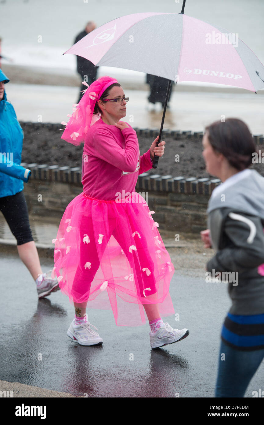 Aberystwyth, Wales, Regno Unito, domenica 12 maggio 2013. 1553 ragazze e donne di tutte le età e provenienti da tutto il Galles Centrale ha eseguito il 5k corsa per la vita sul lungomare a Aberystwyth sotto la pioggia battente. Photo credit: keith morris/Alamy Live News Foto Stock Aberystwyth, Wales, Regno Unito, domenica 12 maggio 2013. 1553 ragazze e donne di tutte le età e provenienti da tutto il Galles Centrale ha eseguito il 5k corsa per la vita sul lungomare a Aberystwyth sotto la pioggia battente. Photo credit: keith morris/Alamy Live News Foto Stock