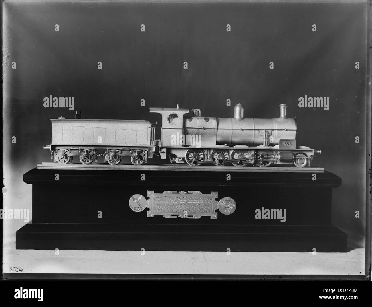Questo modello rappresenta la locomotiva di classe P numero 356 con due vetture, ospitate al Powerhouse Museum. Il modello dettagliato mostra l'ingegneria delle locomotive ferroviarie dei primi anni del XX secolo, riflettendo l'evoluzione della tecnologia dei trasporti. Foto Stock