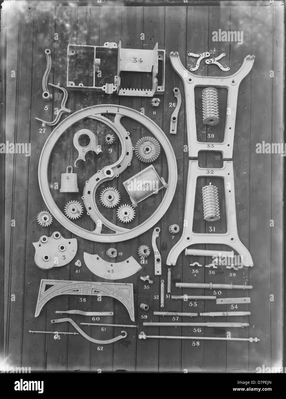 Questa immagine raffigura vari componenti di un coltello da pula Hudson Brothers, un pezzo di macchinari agricoli progettati per la fienagione. La macchina fa parte di una collezione storica, che mette in evidenza la tecnologia agricola dei primi anni del XX secolo utilizzata per migliorare l'efficienza in agricoltura. Foto Stock