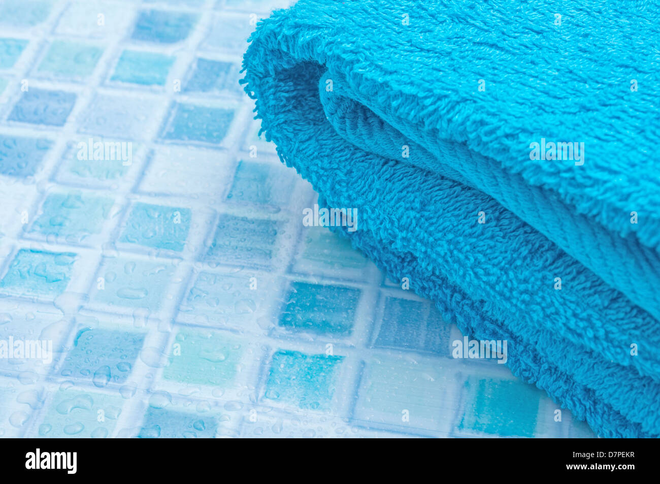 Blue asciugamani da bagno su Blu piastrelle del bagno Foto Stock