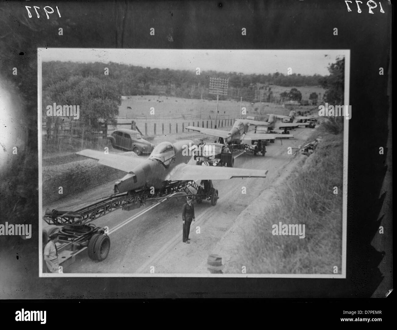 Il North American P-51 Mustang è un aereo da caccia dell'epoca della seconda guerra mondiale, noto per il suo lungo raggio e le alte prestazioni. Questo P-51 Mustang è visto trasportato in un museo, evidenziando la sua importanza storica come un famoso aereo da combattimento. Foto Stock