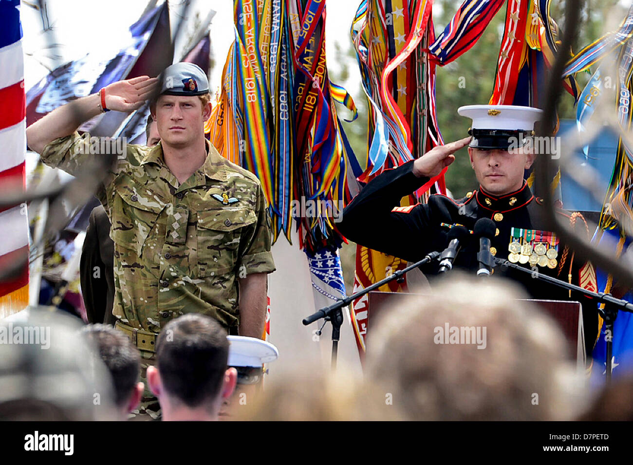 La Gran Bretagna è il principe Harry (L) e emcee della marina degli Stati Uniti personale sergente Joshua Miglia omaggio durante la riproduzione degli inni nazionali al 2013 Warrior giochi alla cerimonia di apertura per gli Stati Uniti Olympic Training Center in Colorado Springs, Colorado, 11 maggio 2013. Stati Uniti Olympic Training Center e U.S. Air Force Academy, feriti e ammalati e feriti servicemembers e reduci dalla U.S. Marines, esercito, l'Aeronautica e la marina militare, così come un team in rappresentanza di Stati Uniti Il comando Operazioni speciali e un team internazionale che rappresenta il Regno Unito dovrà competere per l'oro in pista e sul campo, tiro, swi Foto Stock