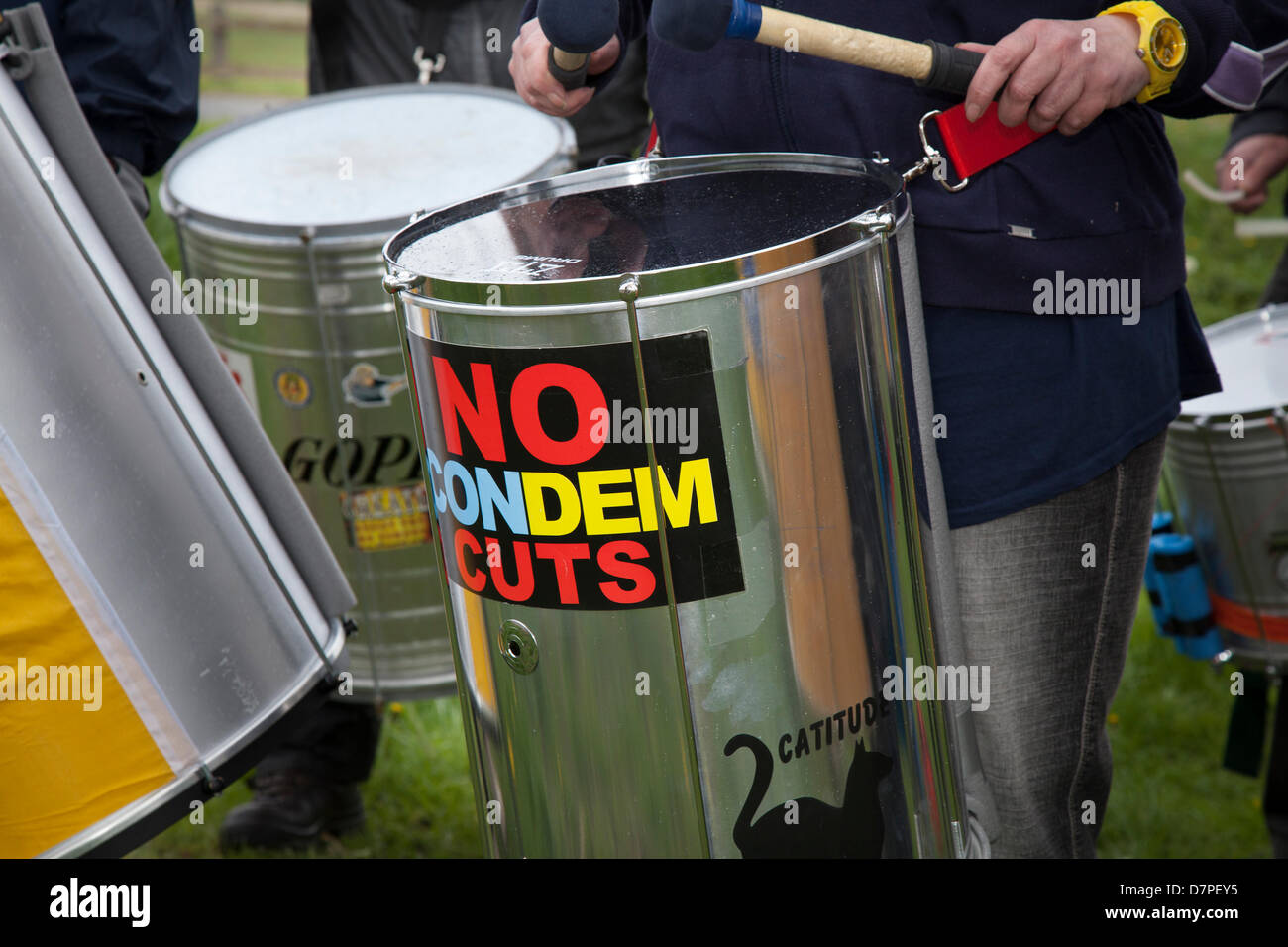 Southport, Regno Unito il 12 maggio 2013. Non tagli ConDem segno a Camp Frack 2 una vasta coalizione di anti-fracking e gruppi ambientali nel Nord Ovest compresi i membri di Ribble Estuary contro Fracking, RESIDENTI' azione contro Fracking Fylde, Frack libera Fylde, Merseyside contro Fracking, Amici della Terra e Greater Manchester associazione di sindacati consigli. Un fine settimana di attività in opposizione a Fracking e altre forme di energia estreme. Foto Stock