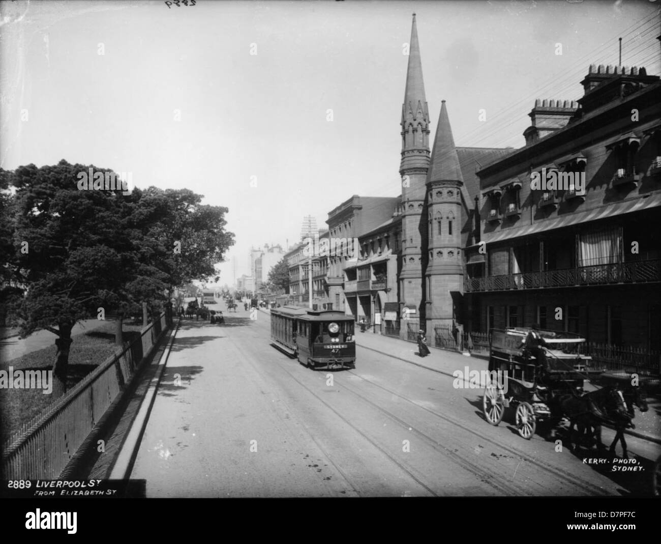 Questa fotografia mostra i tram di Liverpool Street a Sydney, parte del primo sistema di trasporto di Sydney. Il Powerhouse Museum ospita oggetti storici legati ai tram a vapore, che erano vitali per i trasporti pubblici a Sydney tra la fine del XIX e l'inizio del XX secolo. Foto Stock