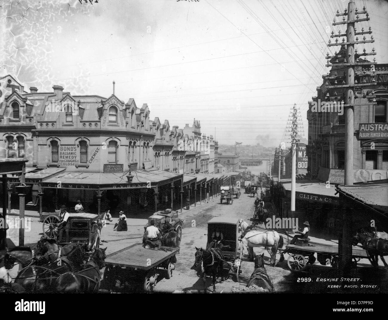 Una storica fotografia in bianco e nero di Erskine Street, Sydney, che mostra il traffico della città, tra cui carrozze e veicoli trainati da cavalli. L'immagine cattura la natura caotica della vita urbana di Sydney durante la fine del XIX secolo. Foto Stock