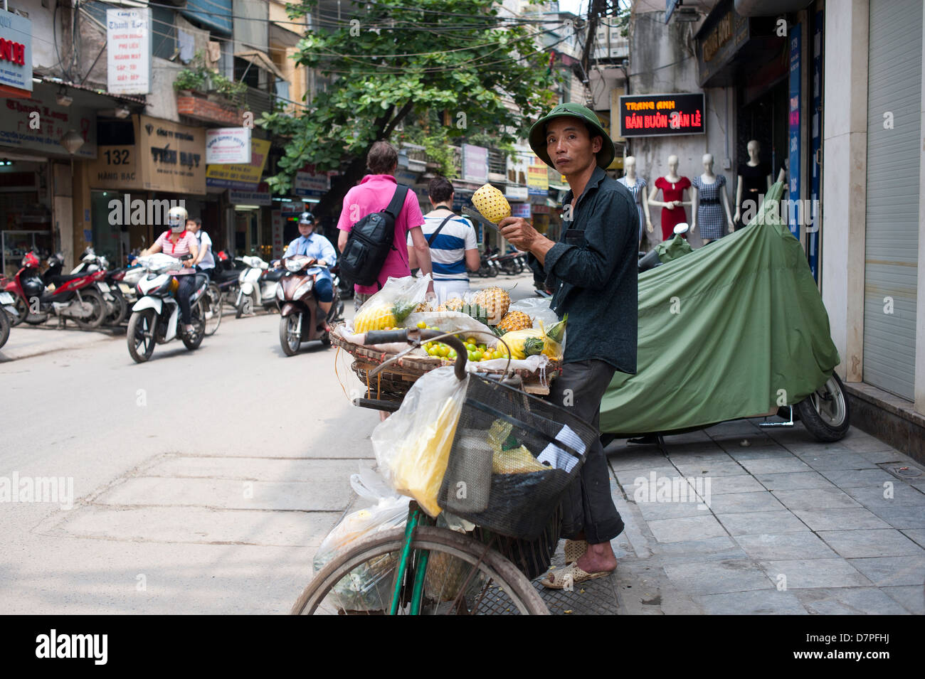 Hanoi, Vietnam - venditore ambulante vendita di frutta Foto Stock