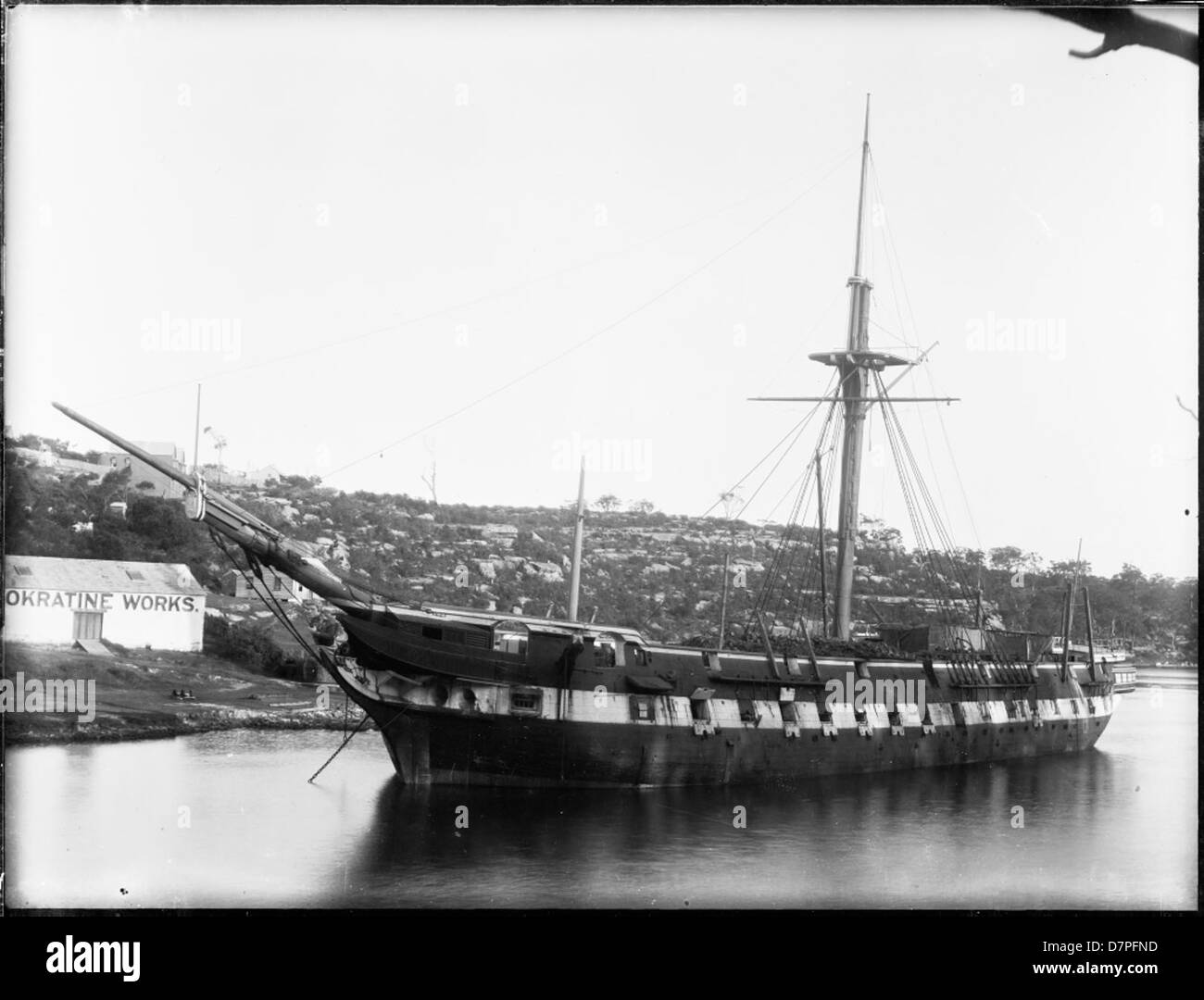 Questa immagine mostra una nave passeggeri a un solo albero vicino alla riva, situata nella collezione del Powerhouse Museum, Okratine Works. La nave rappresenta il trasporto marittimo storico, spesso utilizzato per i passeggeri lungo le rotte costiere. Mette in evidenza il design semplice ma funzionale delle prime navi utilizzate per i viaggi pubblici in acque aperte. Foto Stock