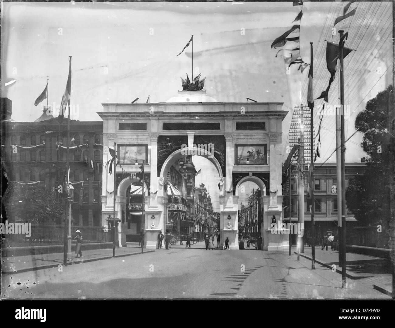 L'arco della Federazione su Elizabeth Street a Hyde Park, Sydney, segna il significato architettonico del Commonwealth Arch. Questo monumento storico celebra la federazione australiana e riflette il suo patrimonio nazionale e lo stile architettonico. Foto Stock