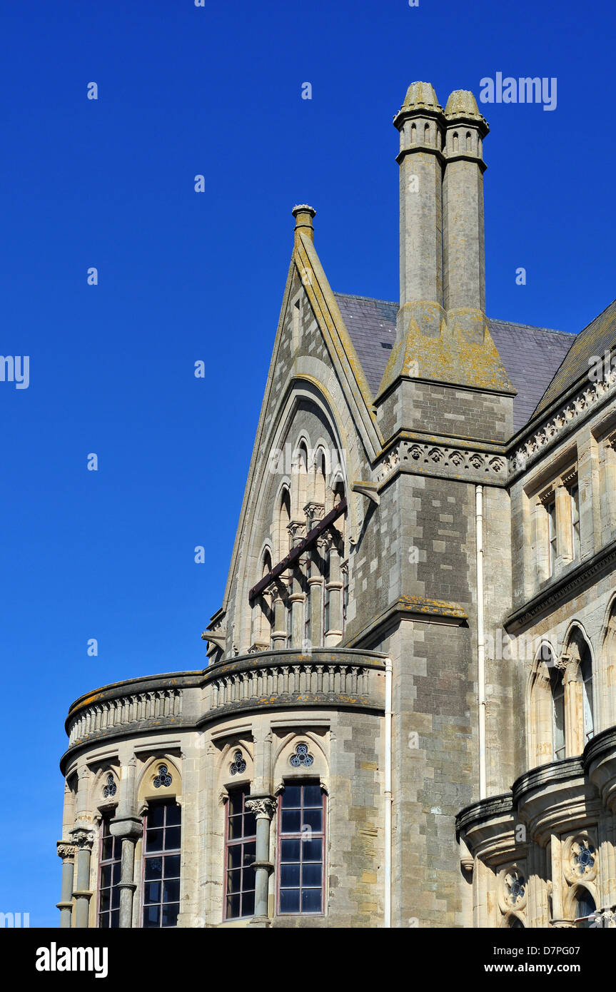 Il vecchio collegio, Aberystwyth. L'originale fronte mare casa di Aberystwyth University su un luminoso pomeriggio di primavera con un cielo blu. Foto Stock