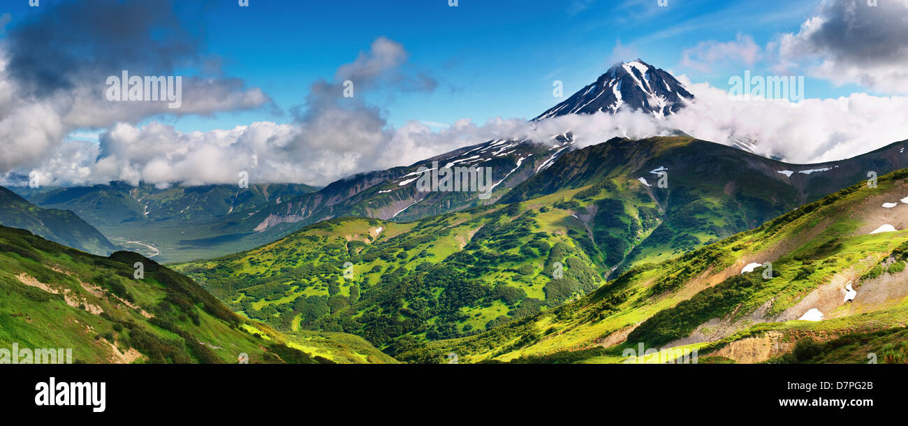 Panorama di montagna con il vulcano estinto Foto Stock