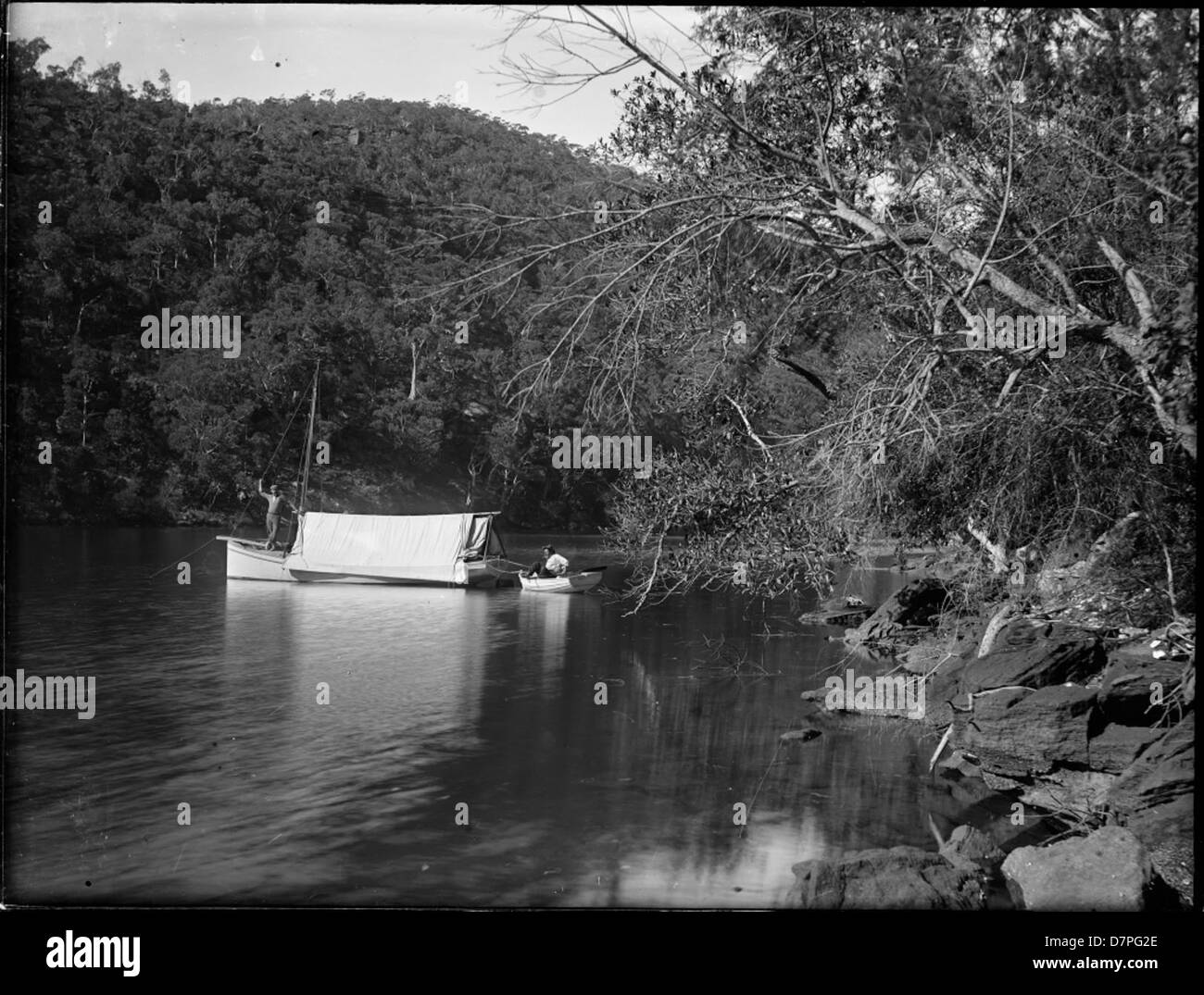 Questo dipinto del XIX secolo raffigura una scena fluviale con una barca sotto una vela, creando una tenda. L'immagine riflette la serenità e la bellezza del trasporto d'acqua, comunemente visto nel periodo, e mette in evidenza l'armonia tra la natura e l'artigianato artificiale. Foto Stock