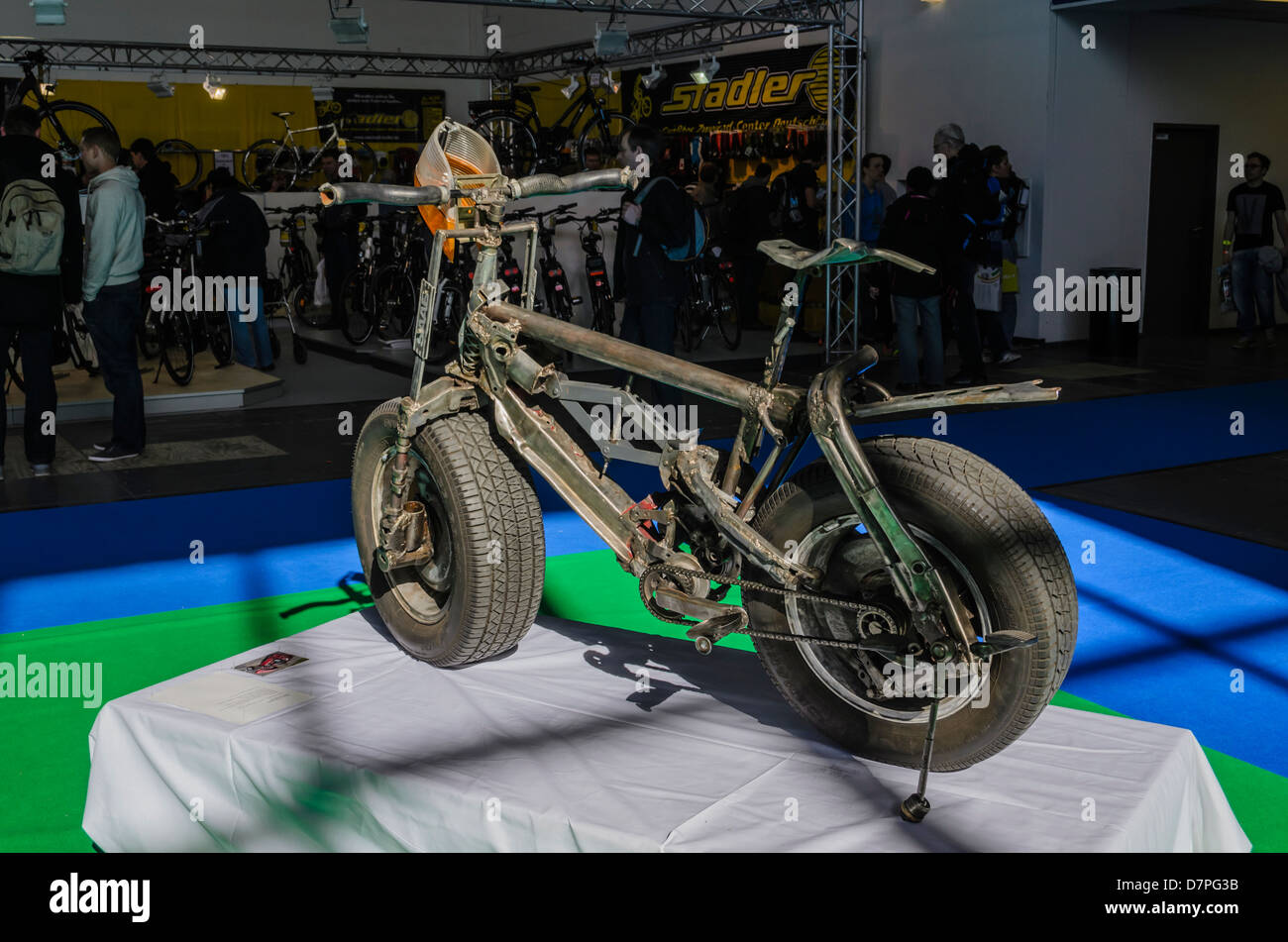 Unica auto-assemblati i rottami di biciclette in mostra alla fiera di biciclette a Berlino, Germania Foto Stock