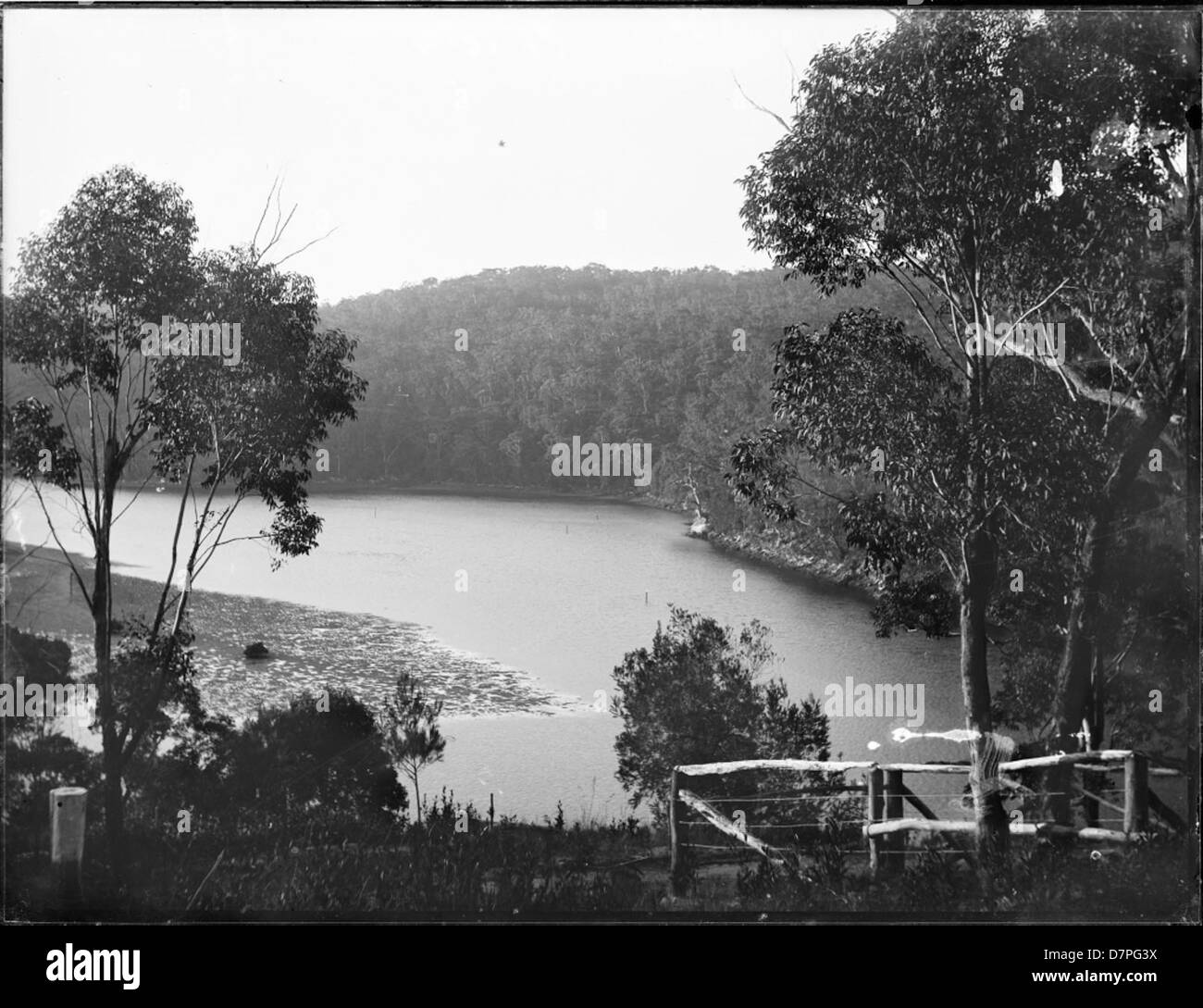 Questa scena, ospitata al Powerhouse Museum, raffigura una vista serena di una sponda del fiume circondata dalla campagna. Le opere d'arte catturano la tranquillità della natura e lo storico ambiente rurale. Foto Stock