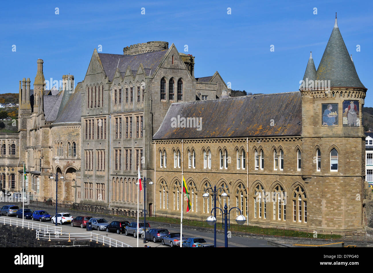 Il vecchio collegio, Aberystwyth. L'originale fronte mare casa di Aberystwyth University su un luminoso pomeriggio di primavera con un cielo blu. Foto Stock